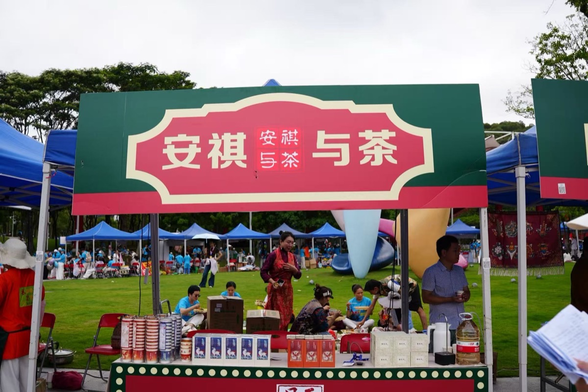 公益马拉松义卖摊位