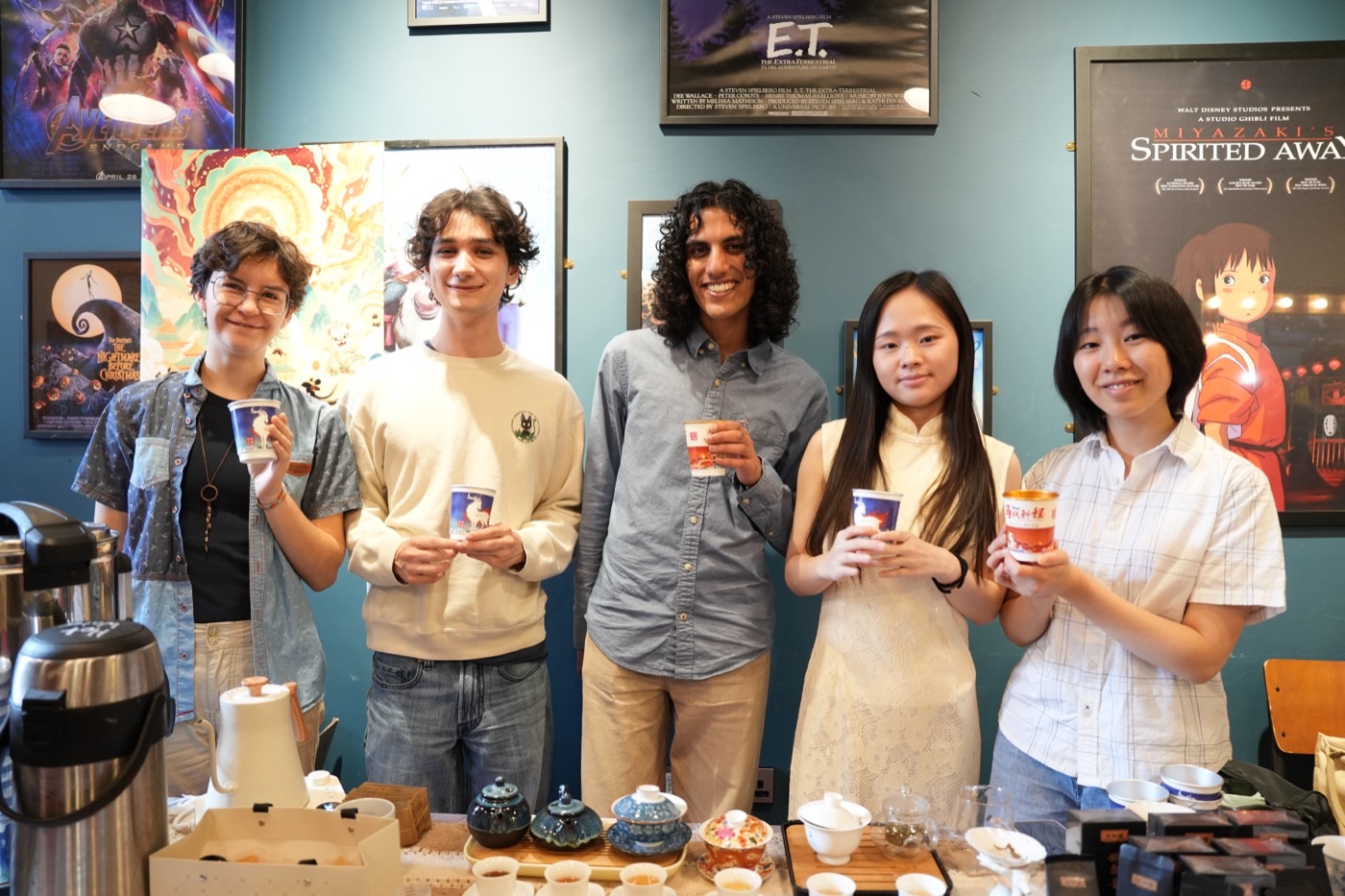 与牛津伙伴合影举杯