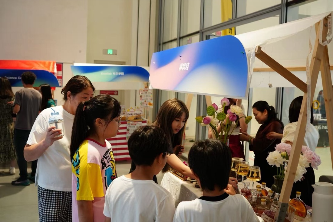 Science Fair 摊位前排队的同学