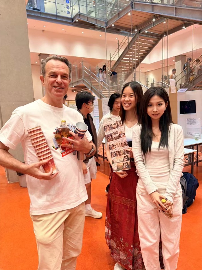 校长来摊位品茶交流